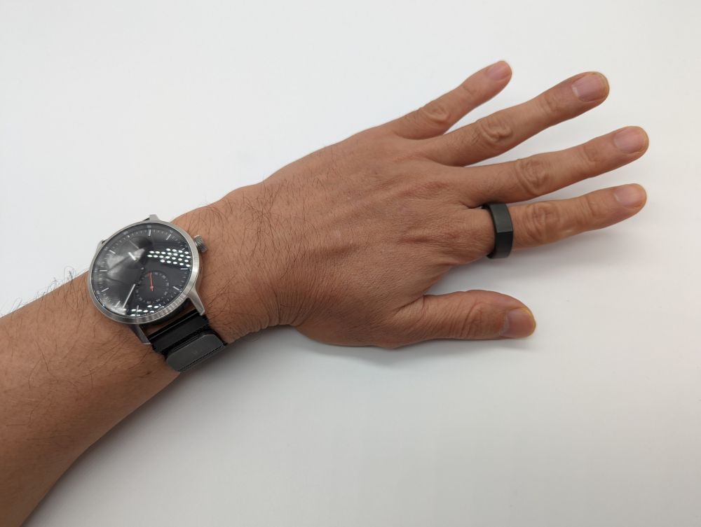 指に装着したOura Ringと腕に装着したWithings ScanWatch