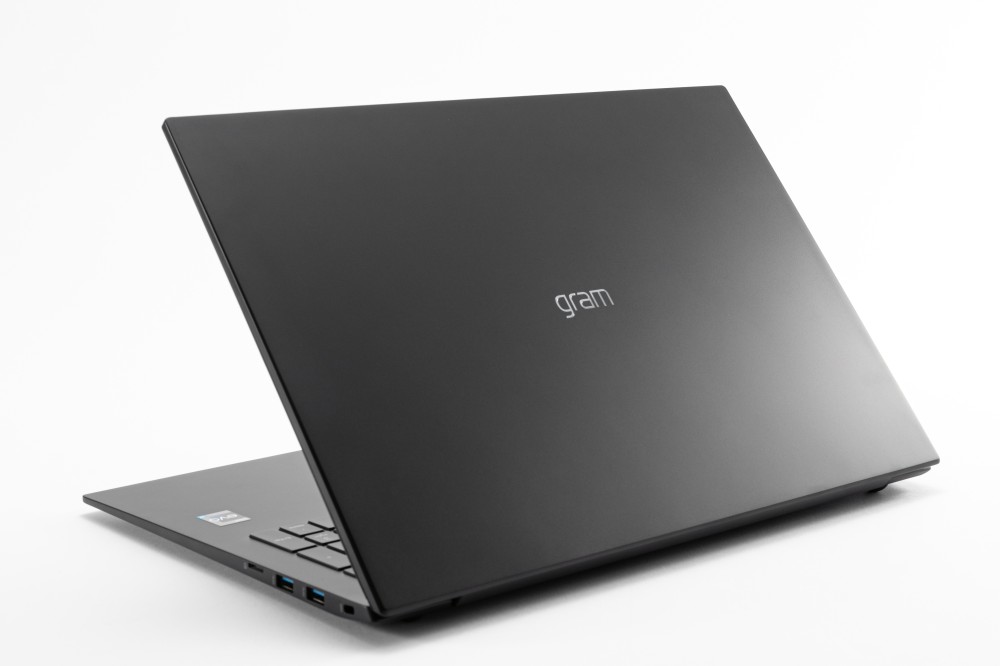 17型なのに驚きの軽さ、持ち歩ける大画面ノートPC「LG gram 17