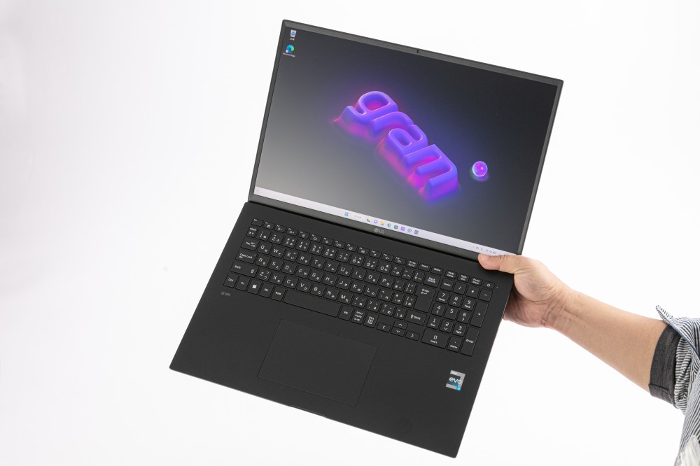 17型なのに驚きの軽さ、持ち歩ける大画面ノートPC「LG gram 17」を試す