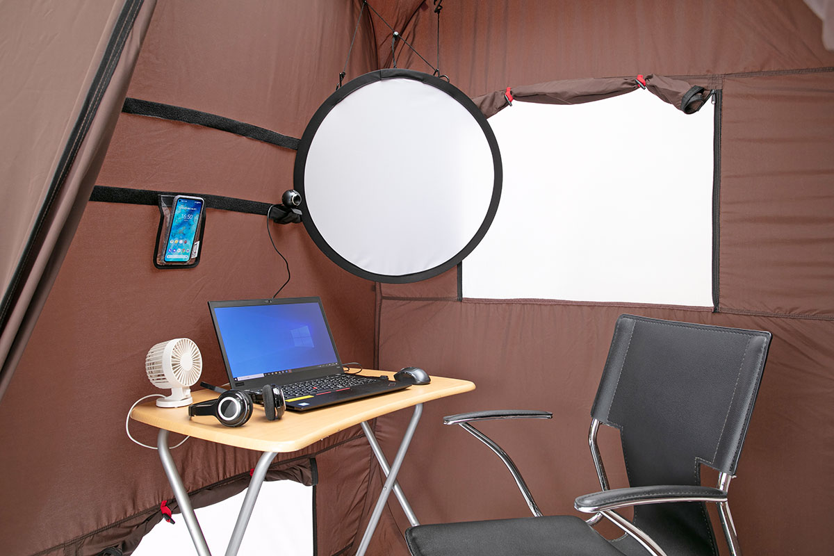 ノートPCやスマホなどを配置して仕事環境を整えてみた