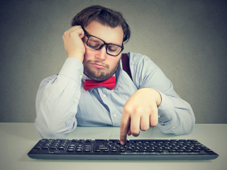 政府や企業の「面白くないコメディー」の犠牲でいいのか、IT担当者は転職を