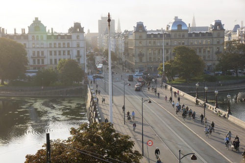 朝夕に自転車通勤客の多く見られるデンマークのコペンハーゲン市内。往年のにぎわいはいつ戻ってくるのか