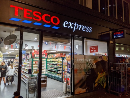 英ロンドン市内の通常のTesco Express店舗。この店舗は大部分のチェックアウトレーンがセルフレジになっている