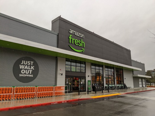 米シアトル都市圏のベルビューにある「Amazon Fresh」の店舗