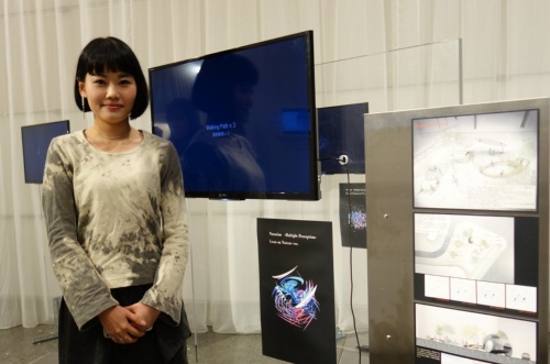 ALTEMY（アルテミィ）代表の津川恵理氏。2019年10月に大阪市内で開催された「Under 35 Architects exhibition 2019（35歳以下の若手建築家による建築の展覧会）」の会場にて（写真：日経アーキテクチュア）