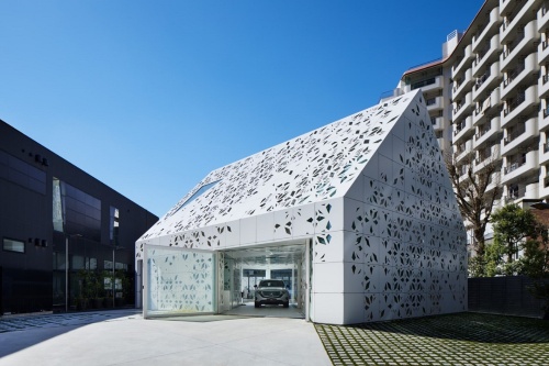 花岡氏が設計した代表的な建築物であるEQ Houseの全景。東京・六本木にあるメルセデス・ベンツ日本のショールームの隣に立つ、未来の「家」の体験施設（写真：ナカサアンドパートナーズ）