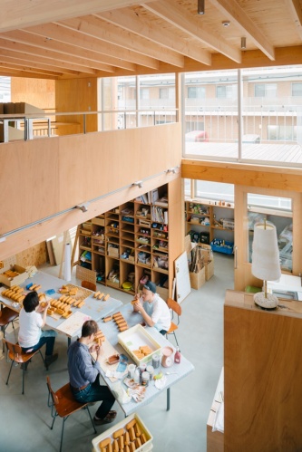 南館1階の工房を見下ろす。自主製品をはじめ、企業や団体との商品開発や、ものづくりワークショップを通して様々なものが生まれる(写真:大西麻貴+百田有希/o+h)