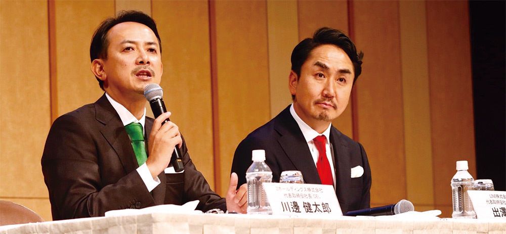 2019年11月18日に開いた統合発表会見に臨んだZホールディングスの川辺健太郎社長（左）とLINEの出沢剛社長。PayPayとLINE Payの巨大陣営が生まれる（写真：村田 和聡）