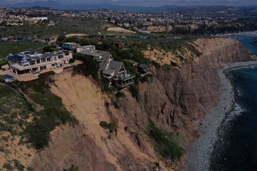太平洋に面した米カリフォルニア州デイナポイントで豪雨の後、庭先で土砂崩れが起きた邸宅（2024年2月15日撮影）。(c)Patrick T. Fallon / AFP