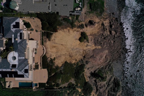 太平洋に面した米カリフォルニア州デイナポイントで豪雨の後、庭先で土砂崩れが起きた邸宅（2024年2月15日撮影）。(c)Patrick T. Fallon / AFP