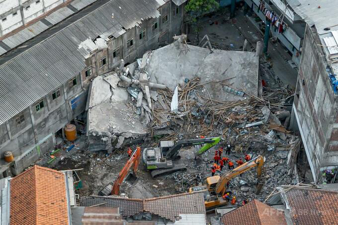 死者数増え54人、十数人いまだ不明 インドネシア寄宿学校崩壊 | 日経