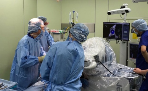 手術支援ロボットを活用した人工関節の手術の様子