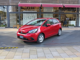 新型「フィット」、単眼カメラで対向車にも自動ブレーキ