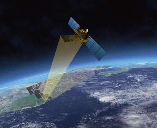 JAXAのSAR搭載地球観測衛星「だいち2号」。大型のSAR衛星は一般に平面のフェーズドアレイアンテナを使用する。（写真：JAXA）