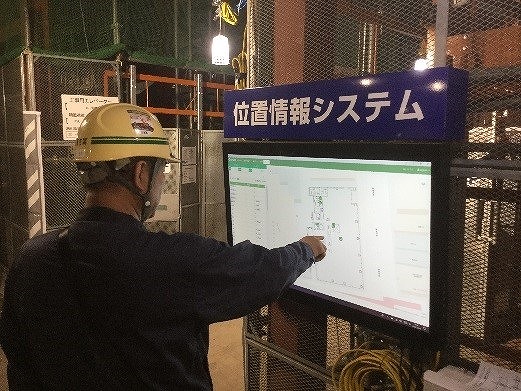 鹿島スマート生産ビジョンのパイロット現場「名古屋伏見Kスクエア」に設置していたケイ・フィールドの操作画面。工事用エレベーターの前にモニターを置いて、エレベーターを待っている間に資機材位置などを確認できるようにした（写真：鹿島）