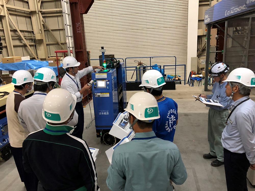 清水建設が揚重・搬送専門会社向けに実施した搬送ロボットの講習会の様子（写真：清水建設）