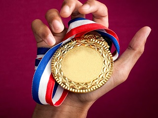 富士通が3冠・IIJは初の首位、「パートナー満足度調査2020」の6部門を分析