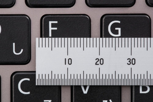 キーピッチはキー幅とその間隔を含む長さ。19ミリが一般的だが、13型以下の小型ノートパソコンの場合、それよりも小さいことが多い