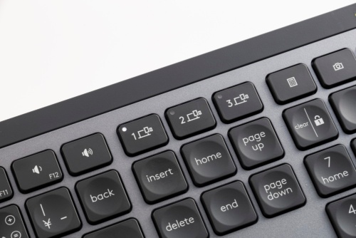 ロジクールの「MX Keys」のようにマルチペアリングに対応したキーボードには接続先を切り替えるキーを備えており、複数の機器で使いやすい