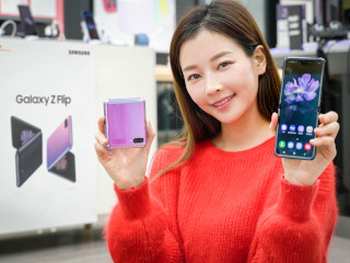 初回分完売のサムスン縦折り畳みスマホ、超薄型ガラスへの投資が結実