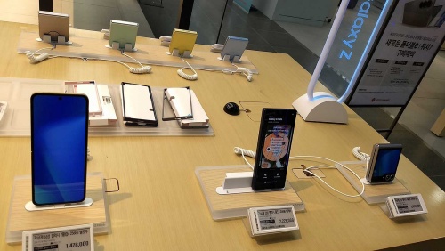 折り畳み型スマートフォンの新機種「Galaxy Z Fold6」(写真中央)「同Flip6」(同右)