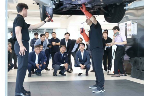 図1 韓国国土交通部の長官による現代自動車の「EV特別点検センター」視察の様子
