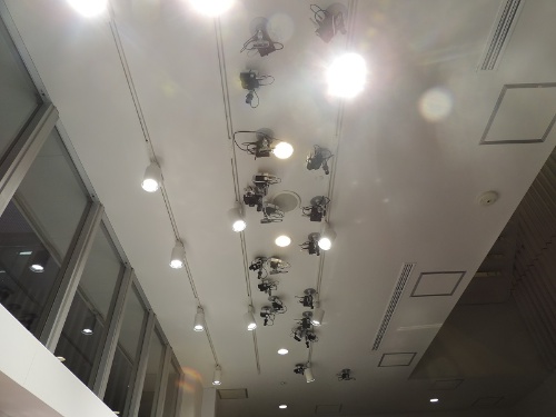 店内の天井に設置したAIカメラ
