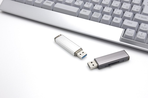 USBメモリーに業務データを入れて持ち歩くと情報漏洩のリスクが高まる