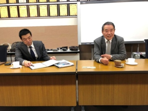 図2 村岡貢治会長(右)と村岡右己社長(左)