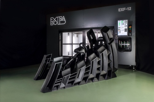 図　大型付加製造装置「EXF-12」（写真奥）と造形したe-Sports用インテリア「GT EXPERIENCE」（写真手前）