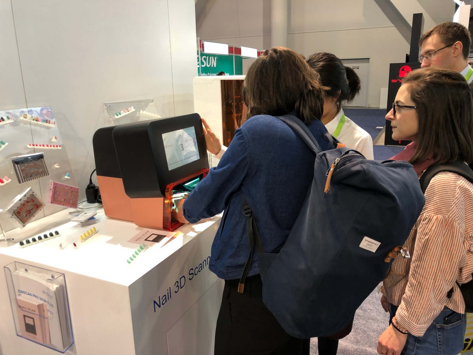 図　ネイルチップ制作専用3Dスキャナー「NAIL SCAN」