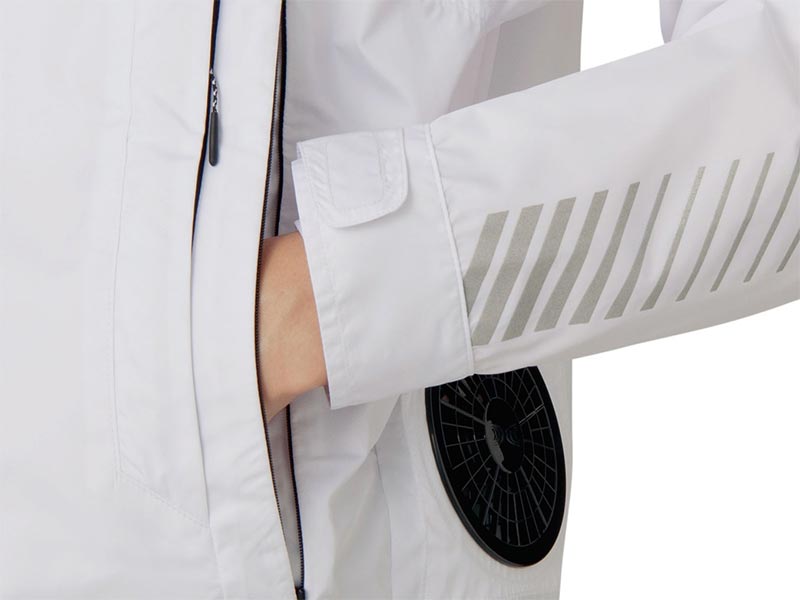 着る扇風機、9枚の羽根で静かになめらかに送風