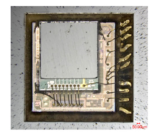 図5　樹脂モールドを取り除いた圧力センサー「STMicroelectronics LPS22」
