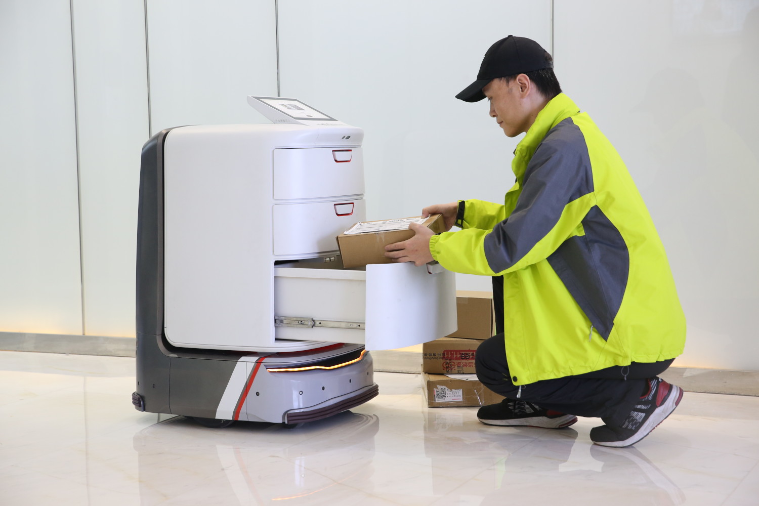 自動配送ロボット「Loomo Delivery」（出所：Segway Robotics）