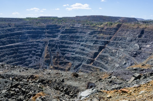 ロシアの露天掘り鉱山（記事と直接関係ありません）（出所：123RF）