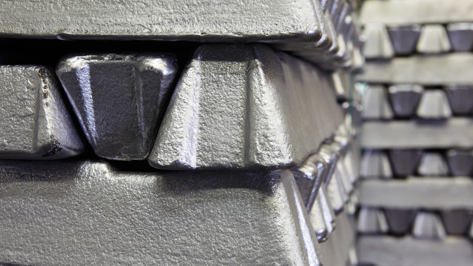 ナフサだけではない、こんな物資が入手困難に　イラン攻撃で供給網に影響