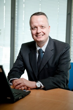 Paul Perriniaux(ポール・ペリニオ)。1971年生まれ。1993年、フランスビジネススクール卒業。1994年、フランスレンヌ第一大学日仏経営大学院ディプロマ取得。1995年、日本ミシュランタイヤのトラック・バスマーケティング部に配属。その後、英国法人やフランス本社などでマネージャーを歴任し、2008年に日本ミシュランタイヤPCLT事業部コマーシャルディレクターに就任。2012年、ベネルクスミシュラン代表取締役社長。2015年から日本ミシュランタイヤ代表取締役社長。(出所:日本ミシュランタイヤ)