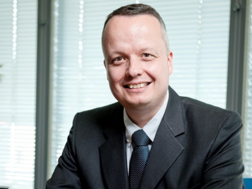 Paul Perriniaux(ポール・ペリニオ)。1971年生まれ。1993年、フランスビジネススクール卒業。1994年、フランスレンヌ第一大学日仏経営大学院ディプロマ取得。1995年、日本ミシュランタイヤのトラック・バスマーケティング部に配属。その後、英国法人やフランス本社などでマネージャーを歴任し、2008年に日本ミシュランタイヤPCLT事業部コマーシャルディレクターに就任。2012年、ベネルクスミシュラン代表取締役社長。2015年から日本ミシュランタイヤ代表取締役社長。(出所:日本ミシュランタイヤ)