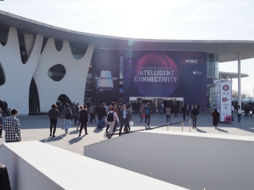 今年(2020年)のモバイル業界最大級の展示会「MWC20バルセロナ」は中止の憂き目に遭った。写真は19年に開催された会場の様子(撮影:日経クロステック)