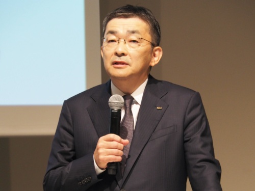 7月2日に発生した通信障害の原因と再発防止策について説明する、KDDI社長の高橋誠氏