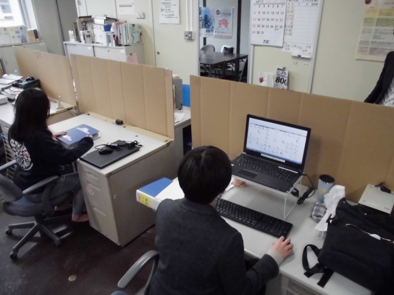 段ボールや塩ビ板で職場の飛沫感染を防ぐ 日経クロステック Xtech 段ボールや塩ビ板で職場の飛沫感染を防ぐ 日経クロステック Xtech