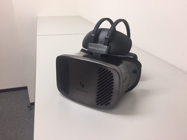 アフラック生命保険が社内研修のオフィスツアーで採用しているVR機器「IDEALENS」