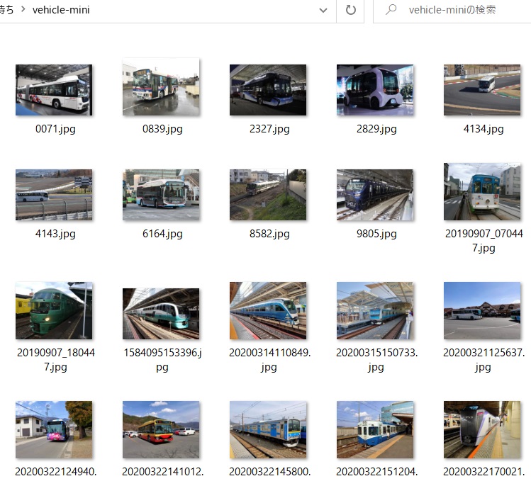 列車とバスの写真を20枚用意した