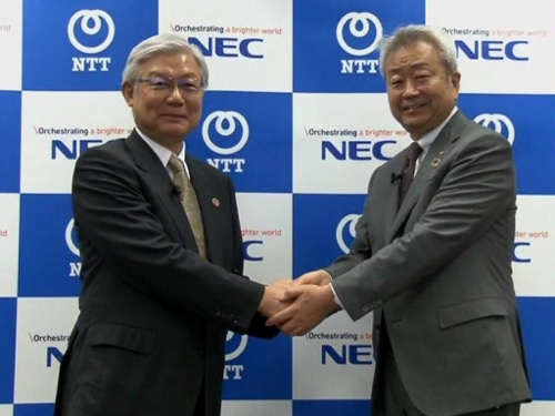 資本提携を正式発表したNEC社長兼CEOの新野隆氏（左）とNTT社長の澤田純氏