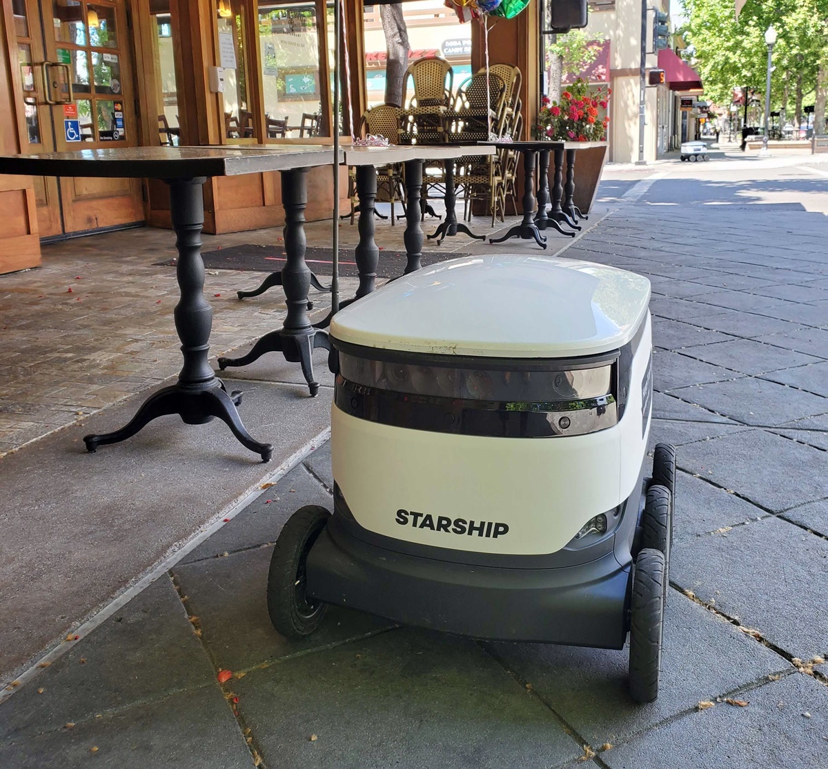 マウンテンビューのレストランの前で停車しているスターシップの配送ロボット