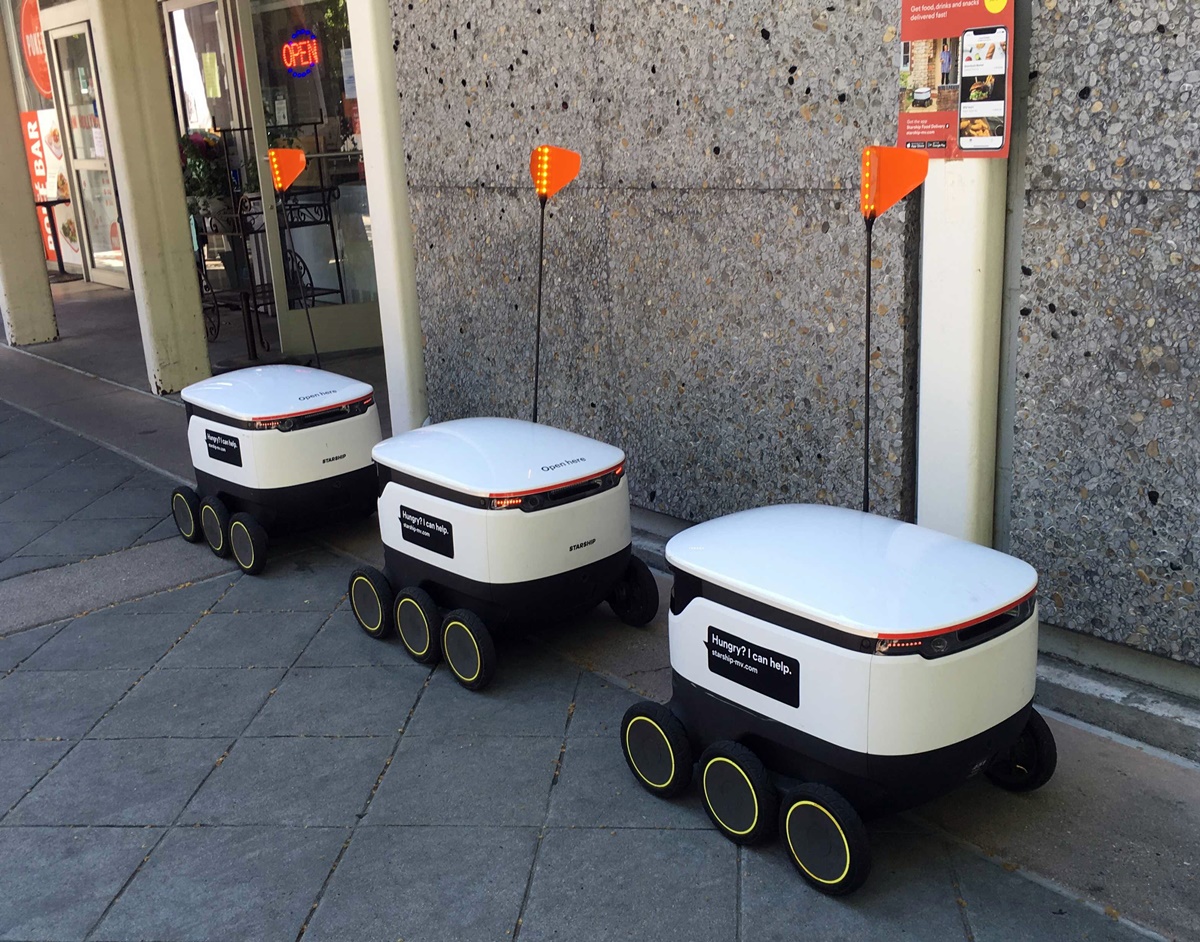 マウンテンビューの店舗前で停車している3台のスターシップの配送ロボット
