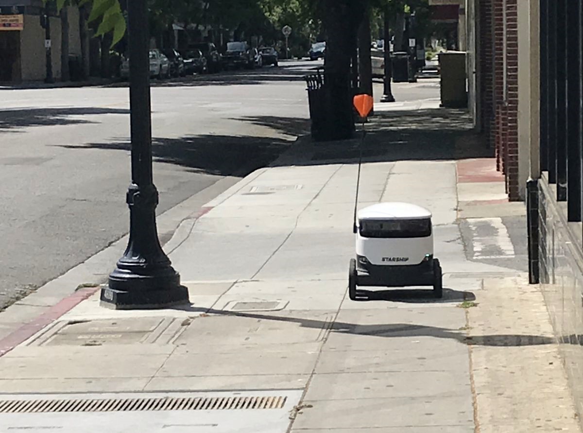 記者の元に向かってくる配送ロボット