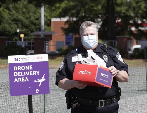 Novant Healthの医療施設の屋外にあるエリアで荷物を受け取ったところ