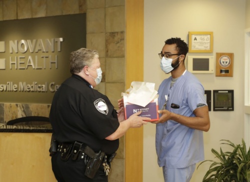 受け取った荷物を医療従事者に渡しているところ