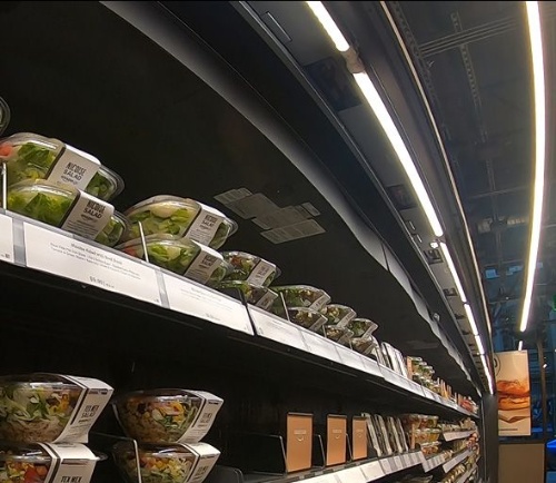 従来のAmazon Goでは冷蔵棚に小型カメラが組み込まれていた。上部のライト付近